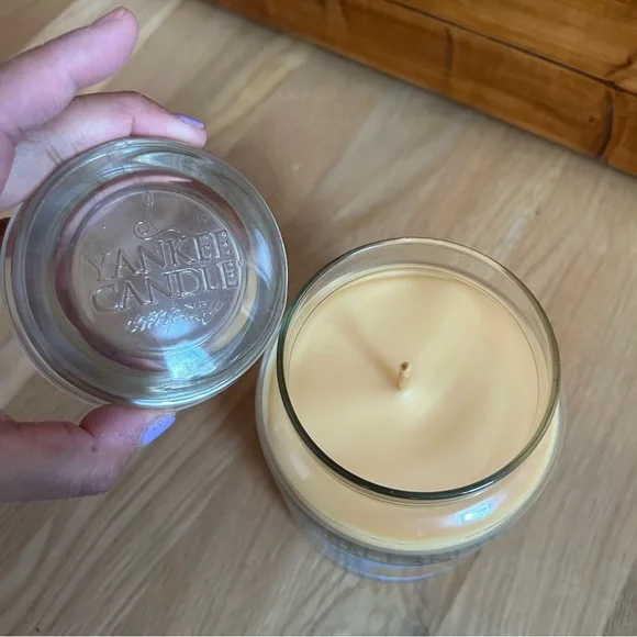 Yankee Candle Large Jar Candle 22oz -Trefoils Girl Scout Cookies - Picture 5 of 5